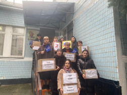 В предверии Нового года сотрудники МБДОУ "Детский сад 4" города Усть-Джегуты совместно с родителями проявили свою искреннюю заботу и поддержку в это непростое время, оказывая гуманитарную помощь участникам специальной военной операции (СВО).